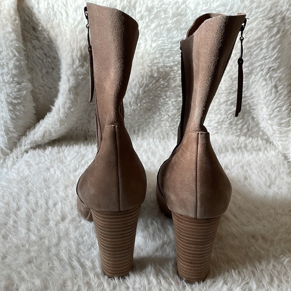 New with flaw UGG taupe suede bootie western heeled - Picture 5 of 13